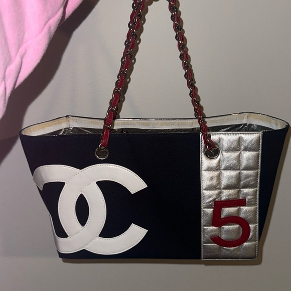 Gorgeous Chanel shoulder bag/tote to elevate your look!! - Picture 1 of 6